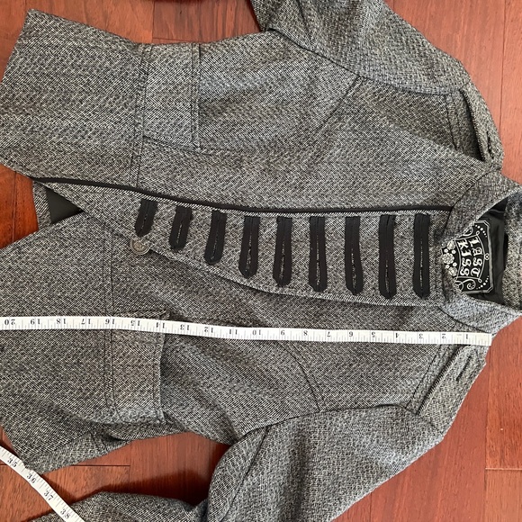 Fitted jacket sergeant pepper style tweed vibes with gorgeous button detail - Picture 16 of 17